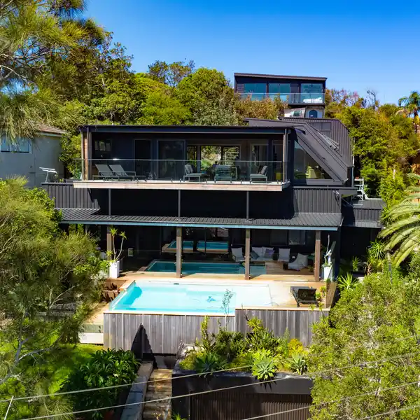 DRAMATIC CONTEMPORARY RE-INVENTION