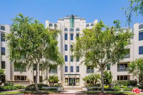 Beautifully Designed Penthouse-Level Condo