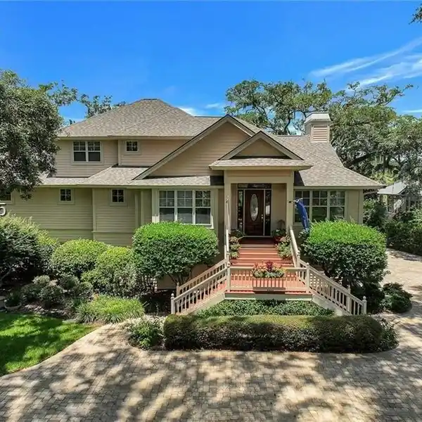 THE ULTIMATE IN LOW COUNTRY LIVING