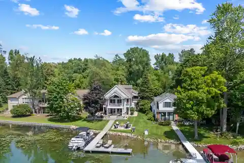 Welcoming Home on Green Lake